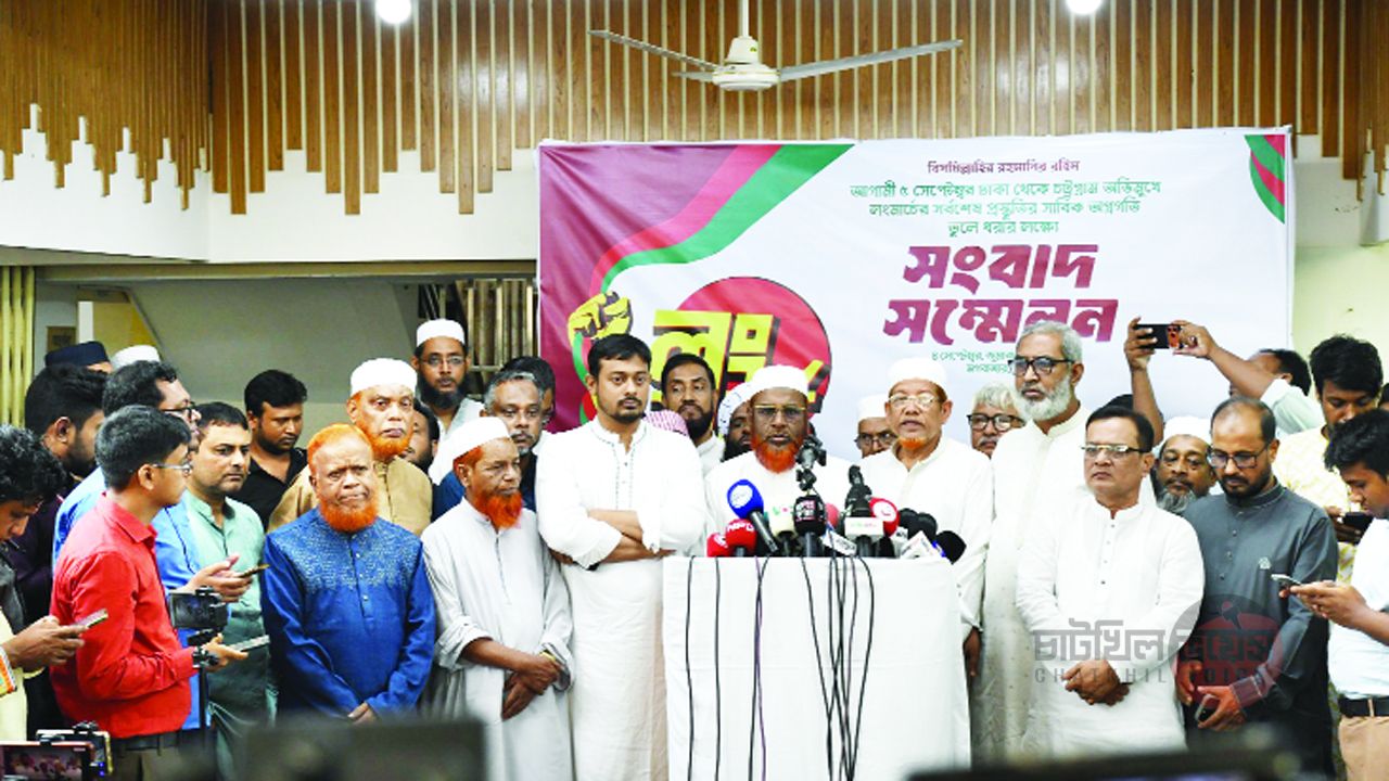 চট্টগ্রাম অভিমুখে লংমার্চ প্রস্তুতির সংবাদ সম্মেলনে বক্তব্য রাখেন মিয়া গোলাম পরওয়ার